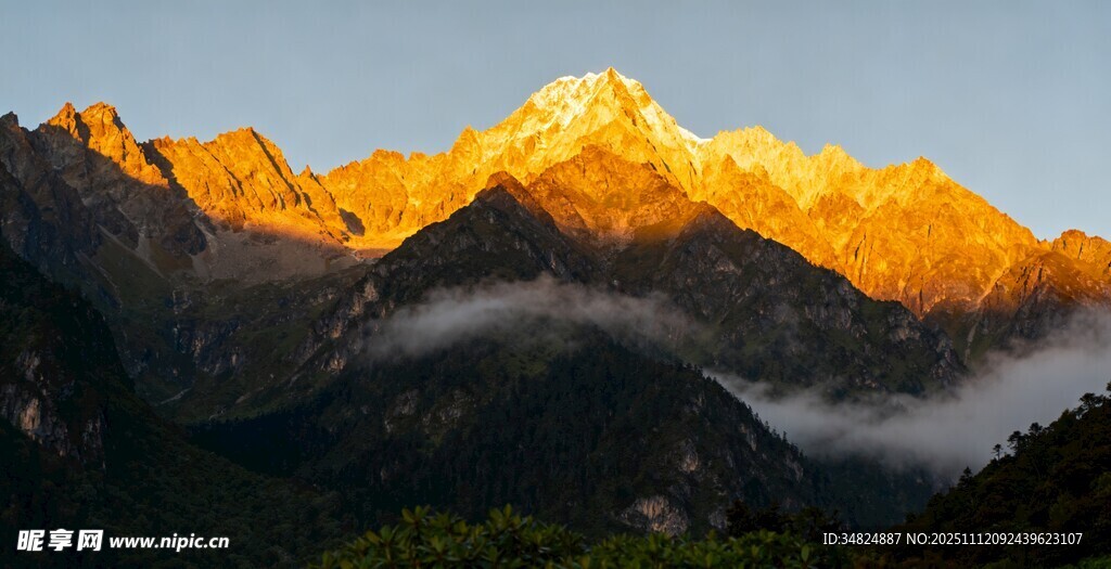 日照金山壮丽山景