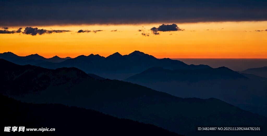 日落时分的壮丽山峦景色