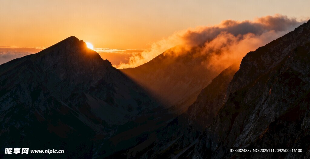 日出时分的壮丽山景