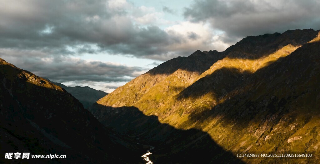山间光影下的壮丽风景