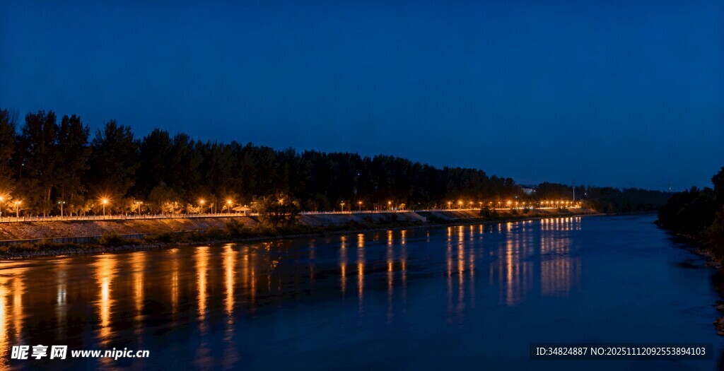 夜幕下静谧的河畔风光