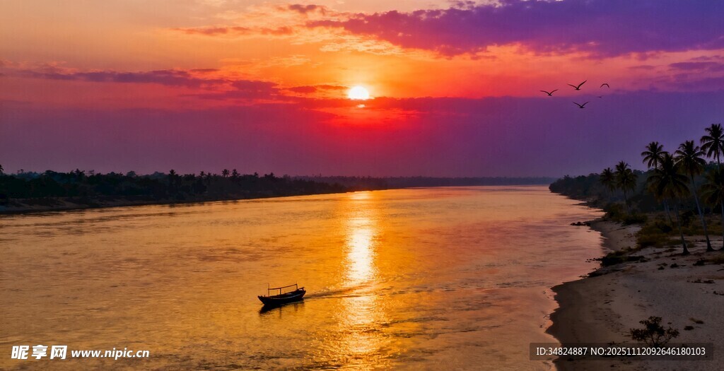 夕阳下河畔的静谧小船