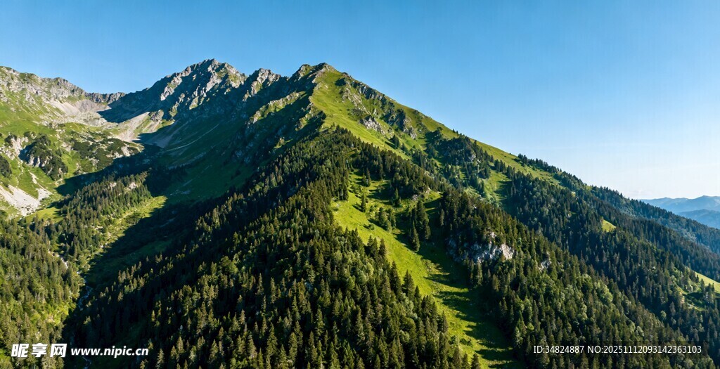 翠绿山峦尽显自然之美