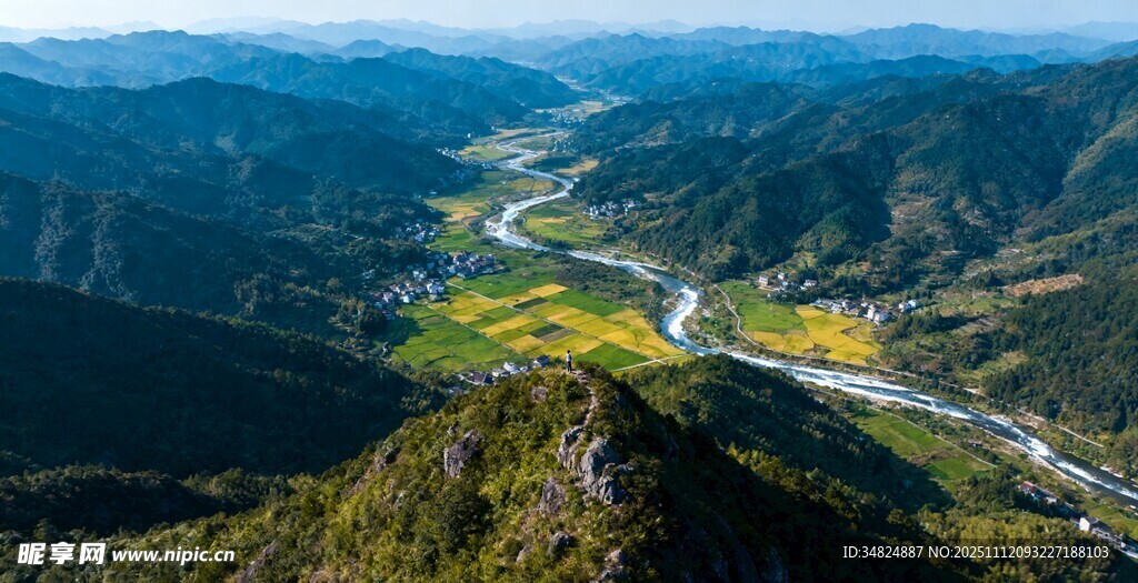 山间公路蜿蜒于翠绿山谷