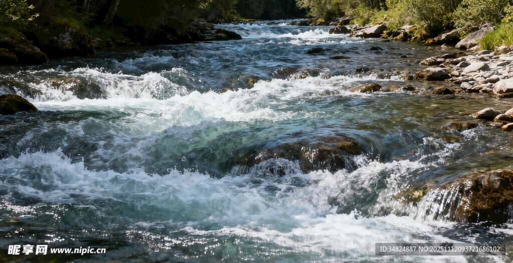 山间溪流潺潺流淌