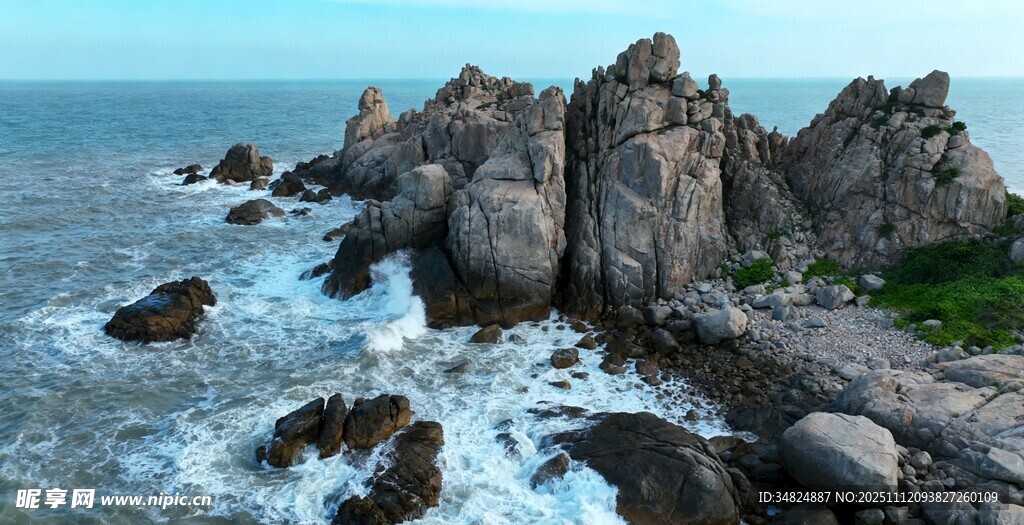 海边嶙峋礁石景观