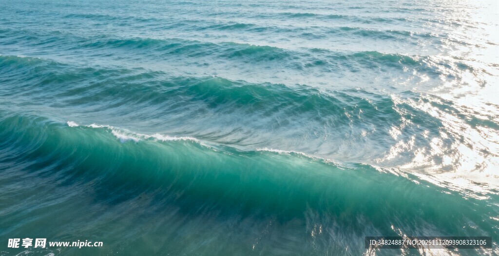 海浪翻涌的美丽瞬间