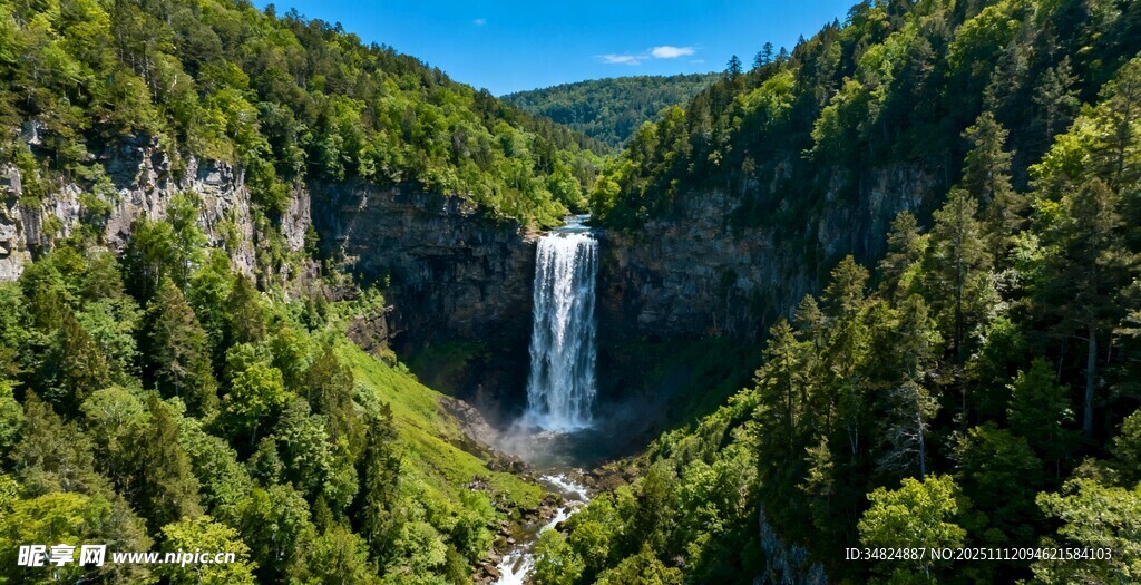 山间飞瀑绿意盎然的美景