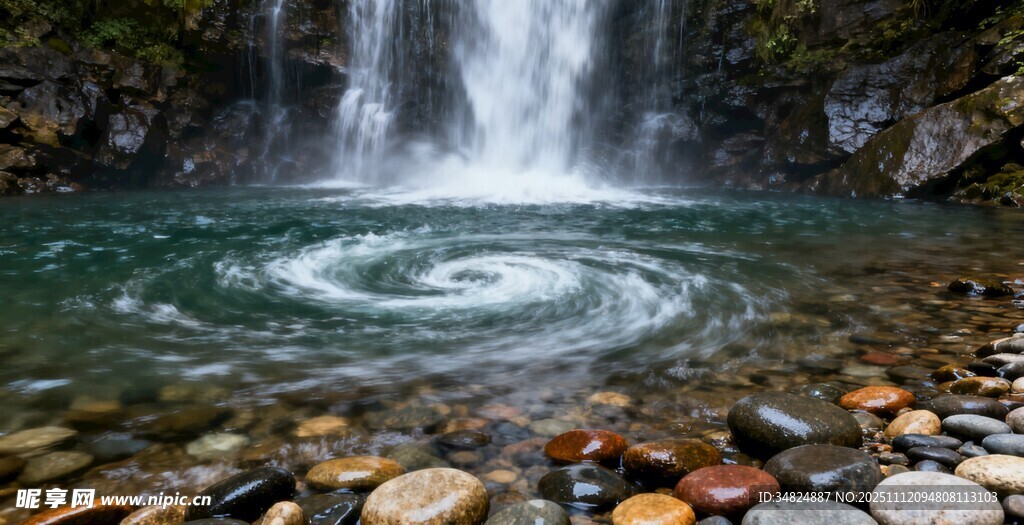 山间瀑布下的石滩漩涡