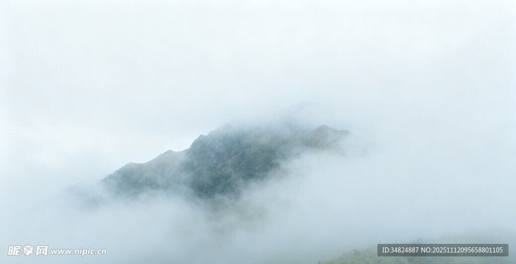 云雾缭绕的山峦