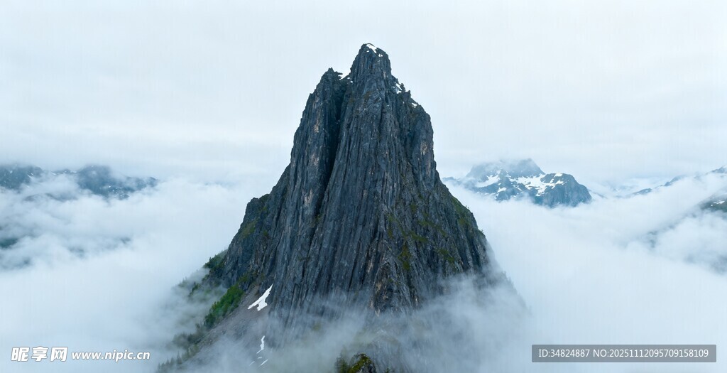 云雾缭绕中的巍峨山峰
