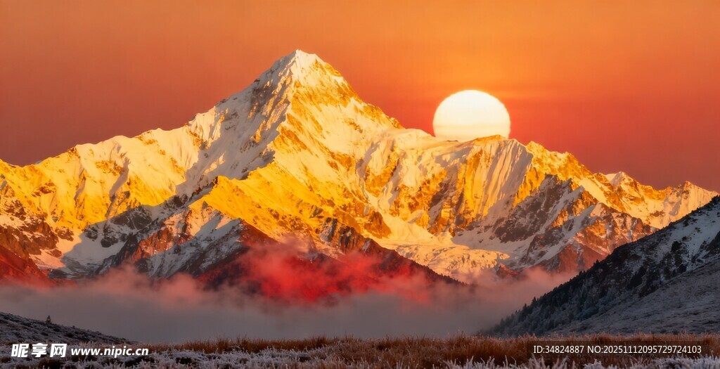 夕阳下壮丽的雪山景观