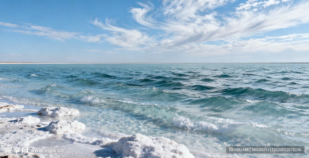 海边冰雪覆盖的蔚蓝海域