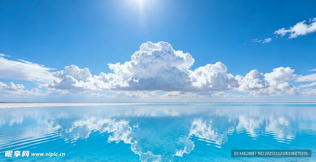 梦幻蓝天与澄澈水面之景