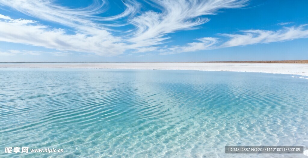 纯净蓝天下的澄澈湖水
