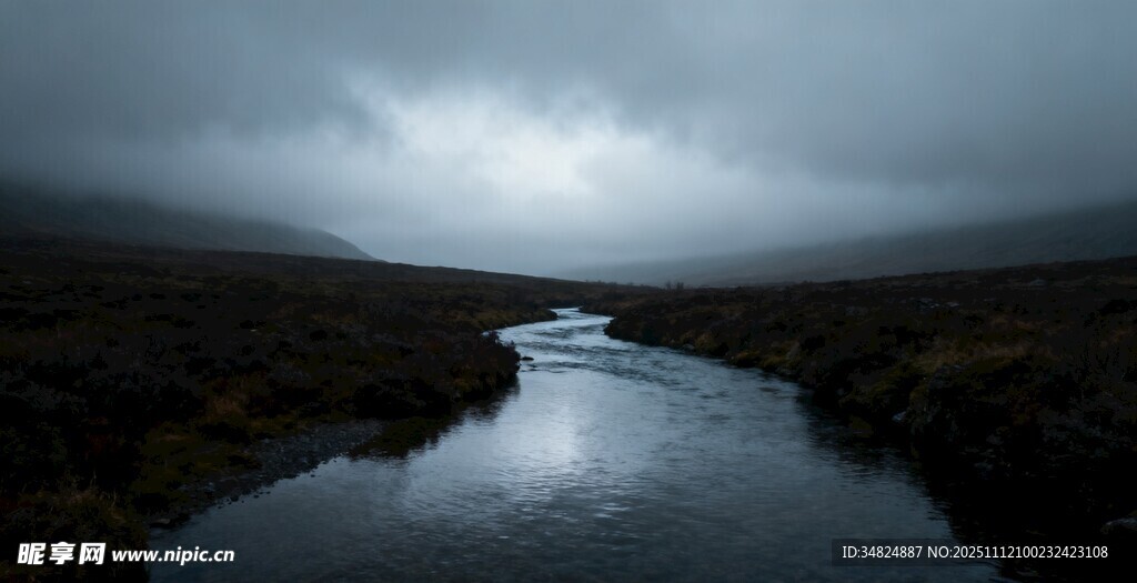 阴天下的静谧河流
