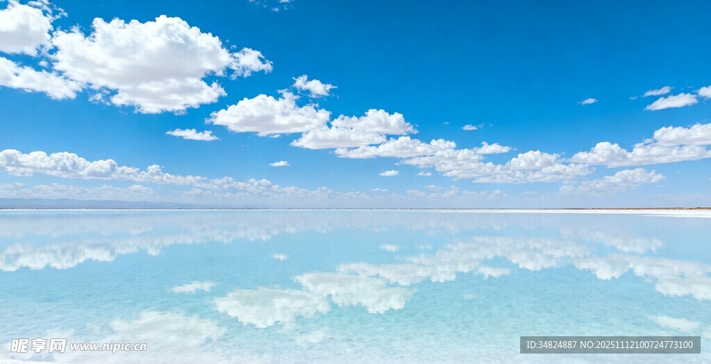 天空之镜般的梦幻盐湖景色