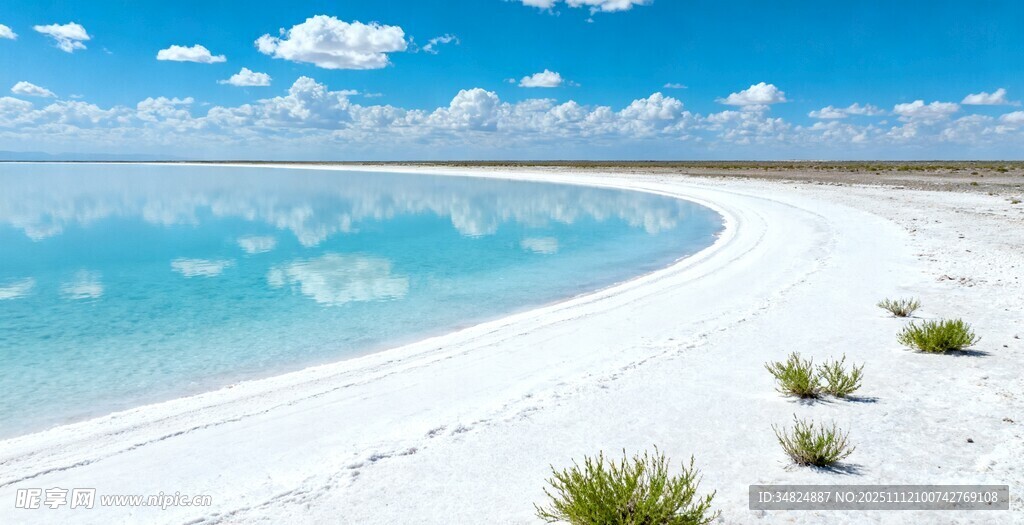 梦幻般的蓝白海岸风光