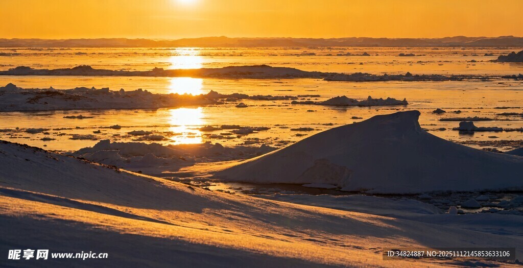 夕阳下的海边冰雪景观