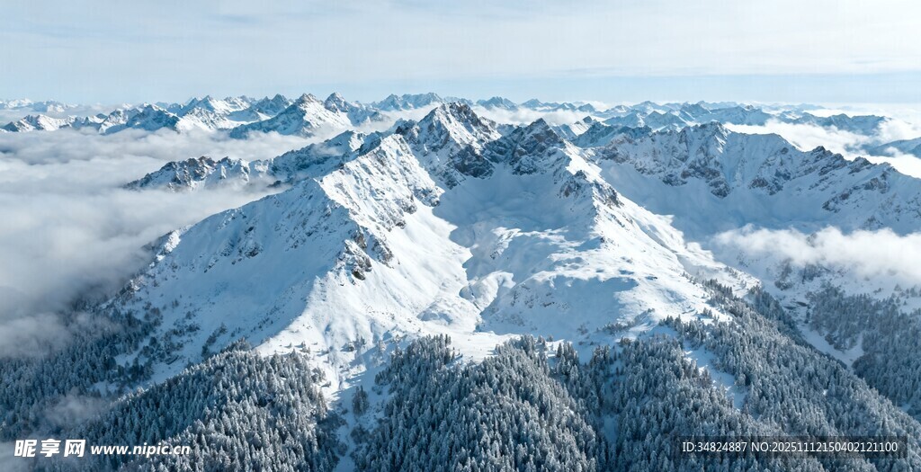 壮丽雪山云海景观