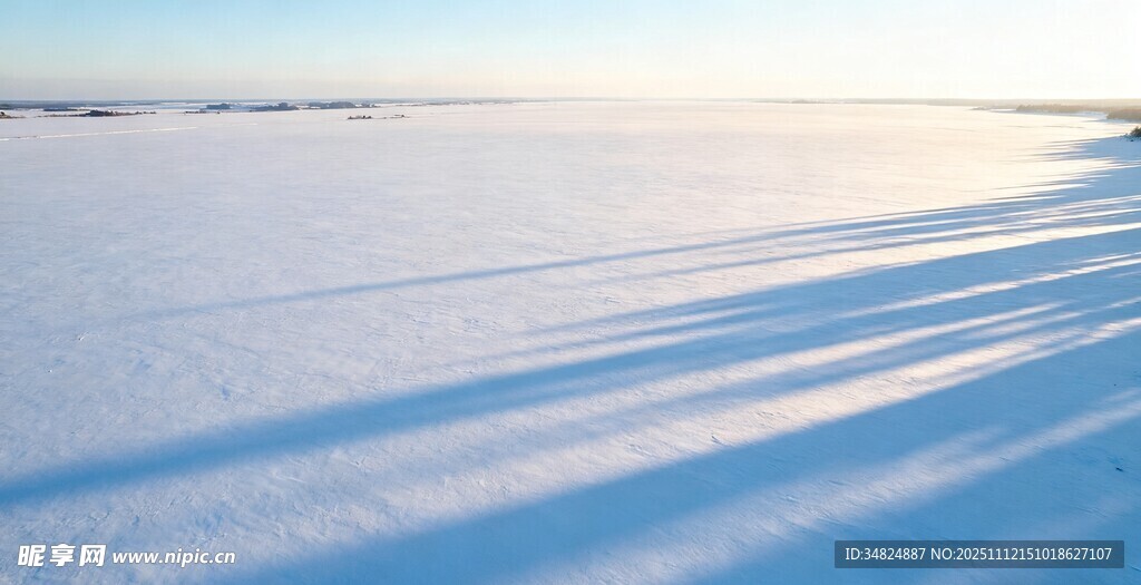 雪地光影冬日纯净景致
