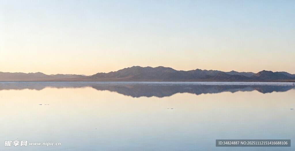 平静湖面映远山美景