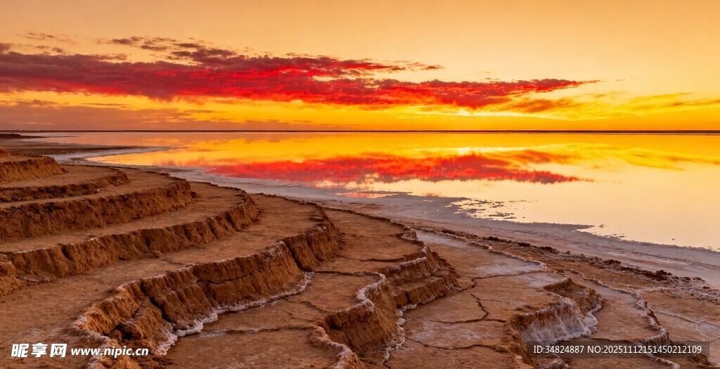 夕阳下的壮丽盐湖景观