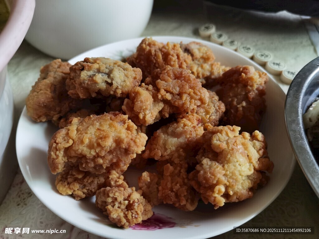 美味酥脆炸鸡摆盘中