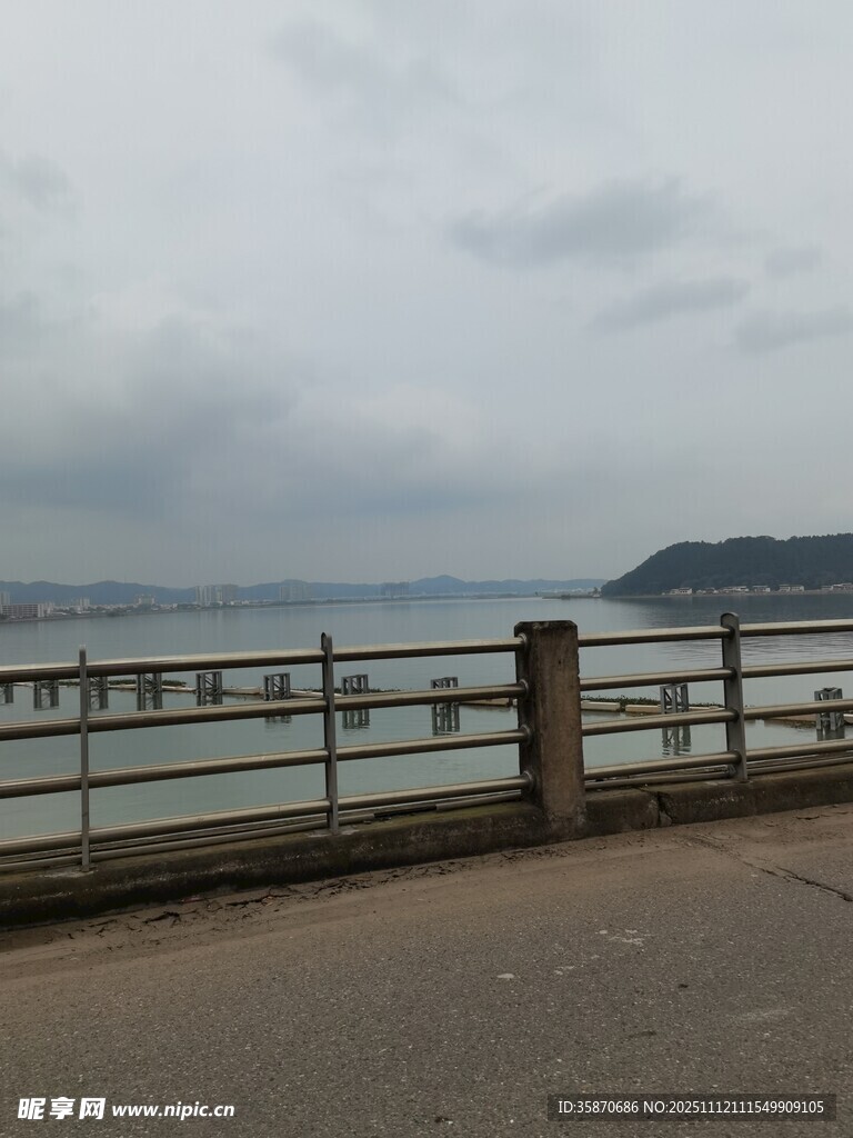 海边护栏旁的阴沉风景