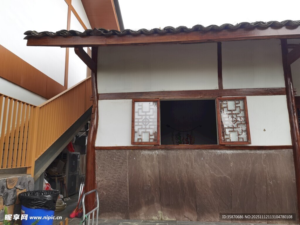 传统木质小屋外观一角