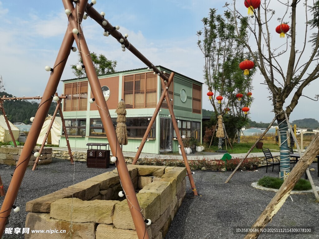 户外建筑旁的简易搭建设施