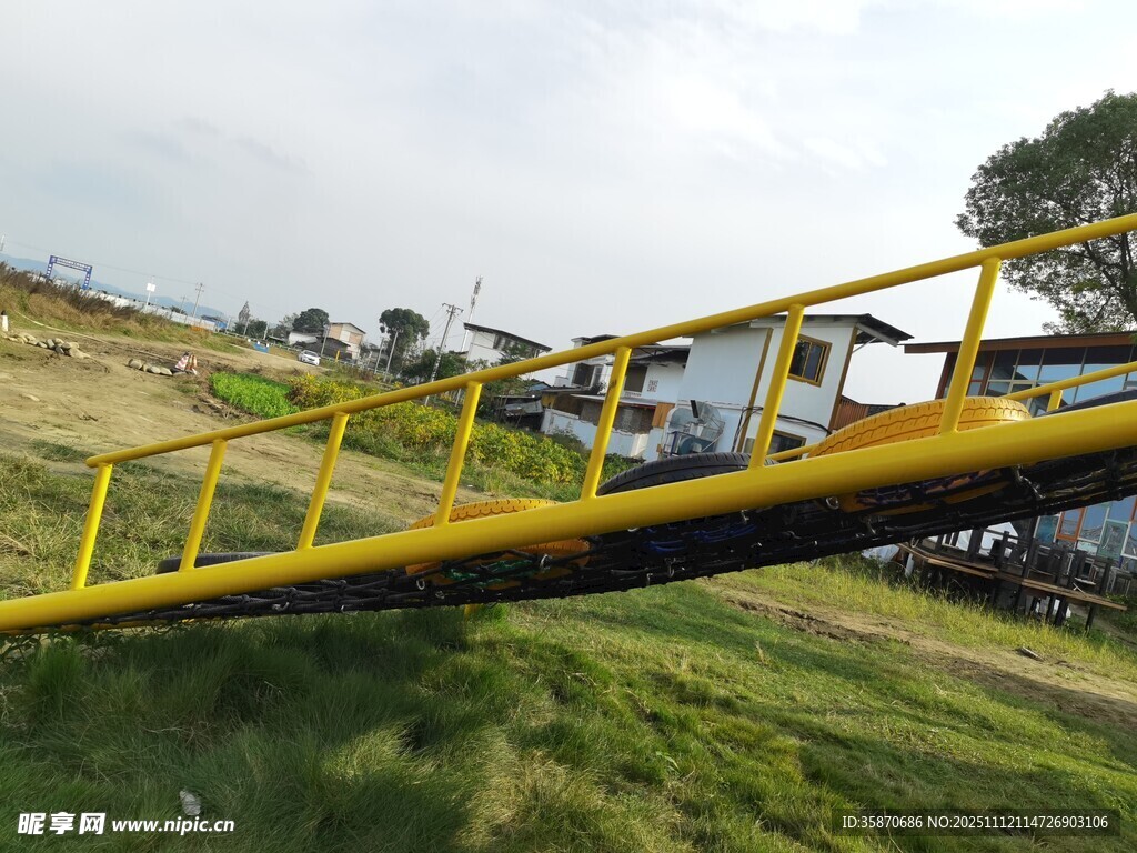 黄色栈桥横跨绿色草地