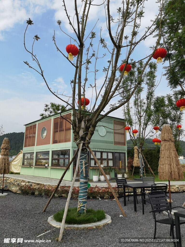 庭院中式装饰与休闲桌椅