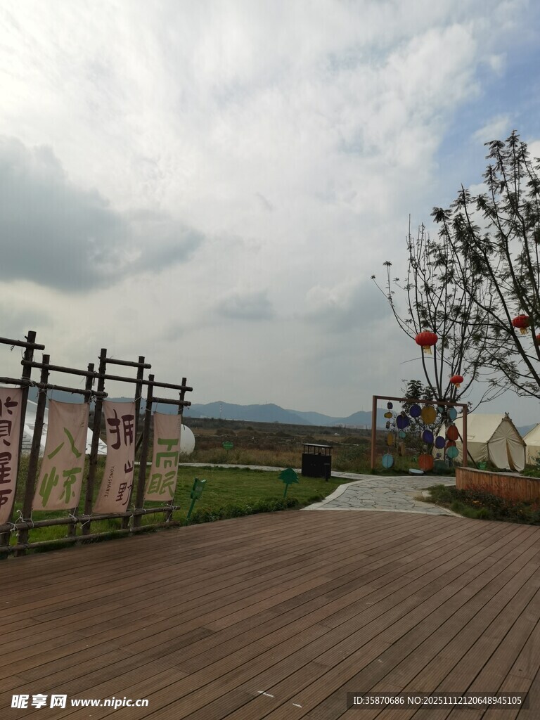 户外木质步道与围栏景观