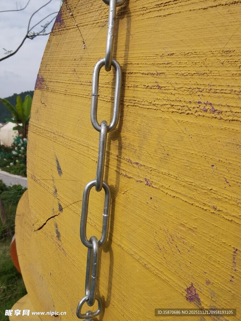 黄色物体上的金属链条