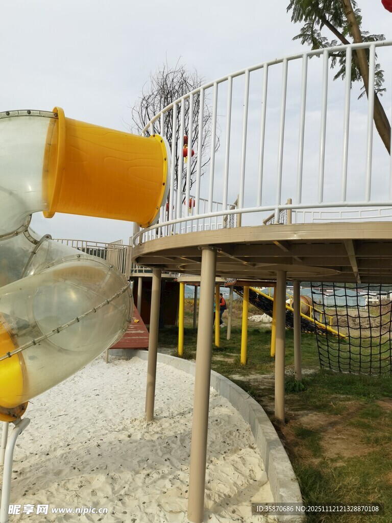 户外儿童游乐设施场景