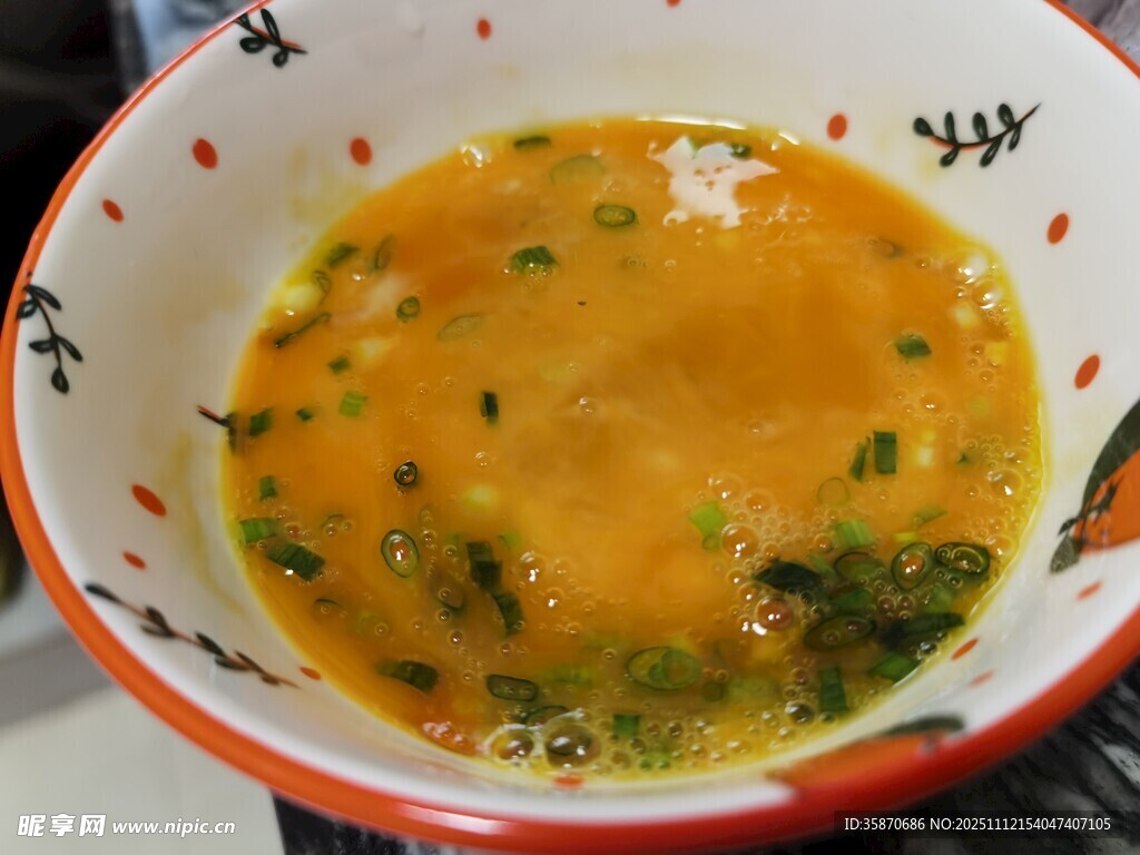 碗里的鸡蛋液与葱花