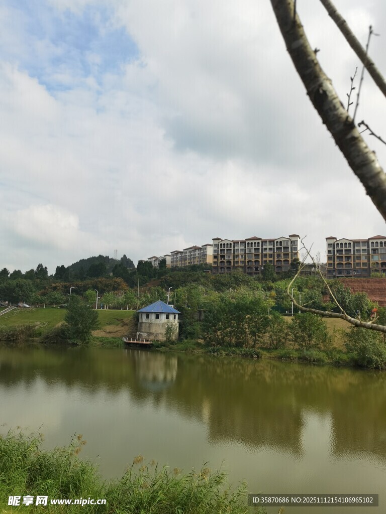 湖畔风光远处建筑与小船