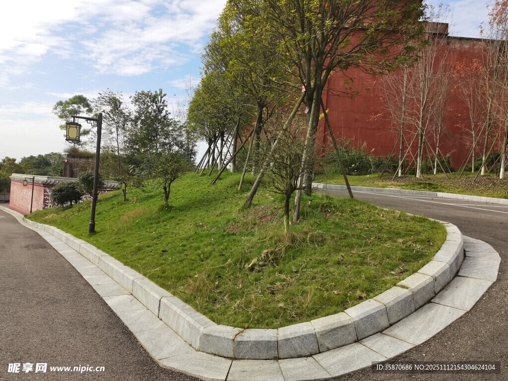 城市中的优美弧形绿地景观