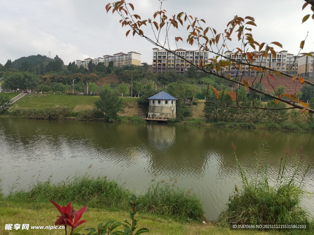 湖畔风光小屋静立