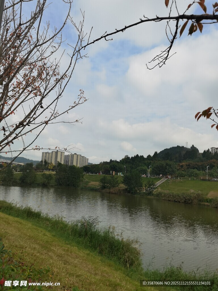 湖畔风光自然景致宜人