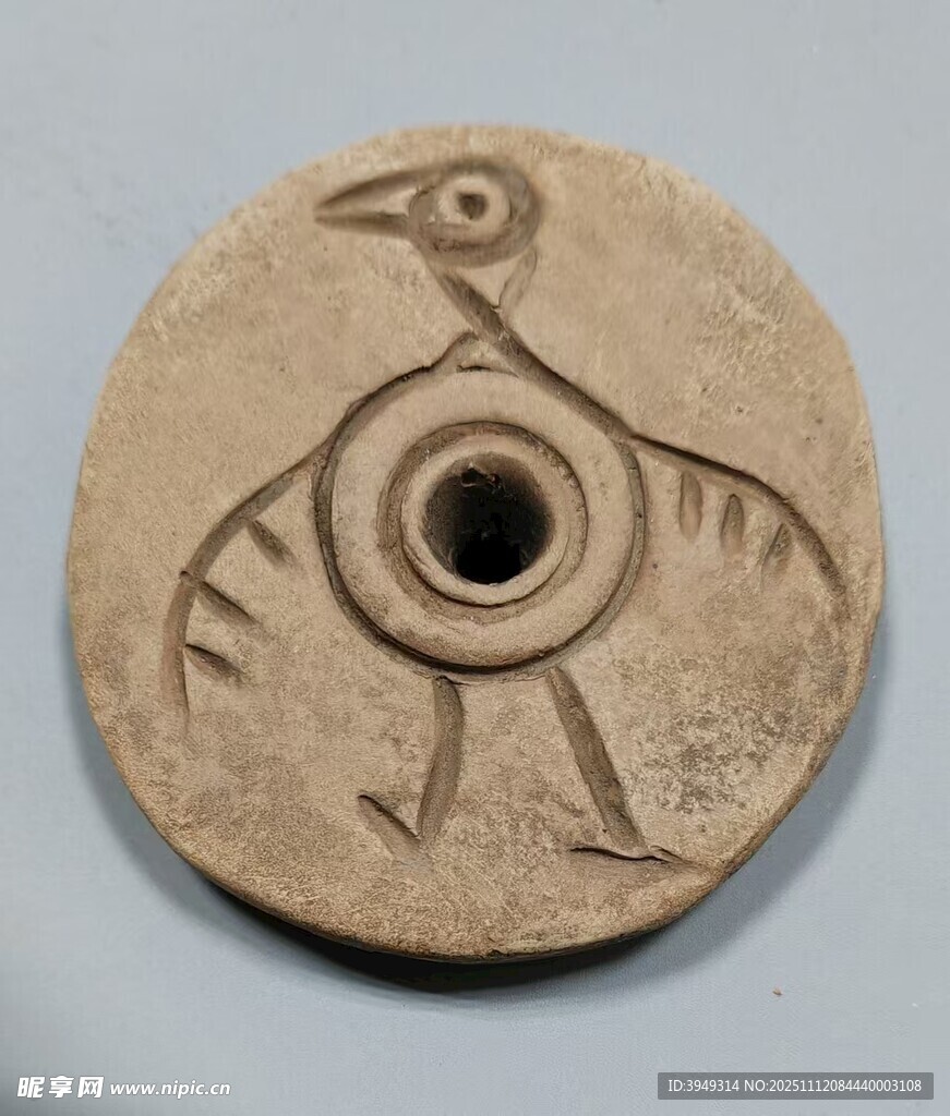 远古鸟形纹饰陶制圆器