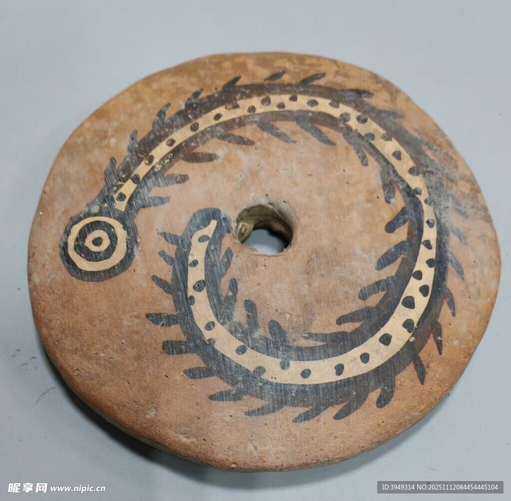 古老纹饰陶制圆盘