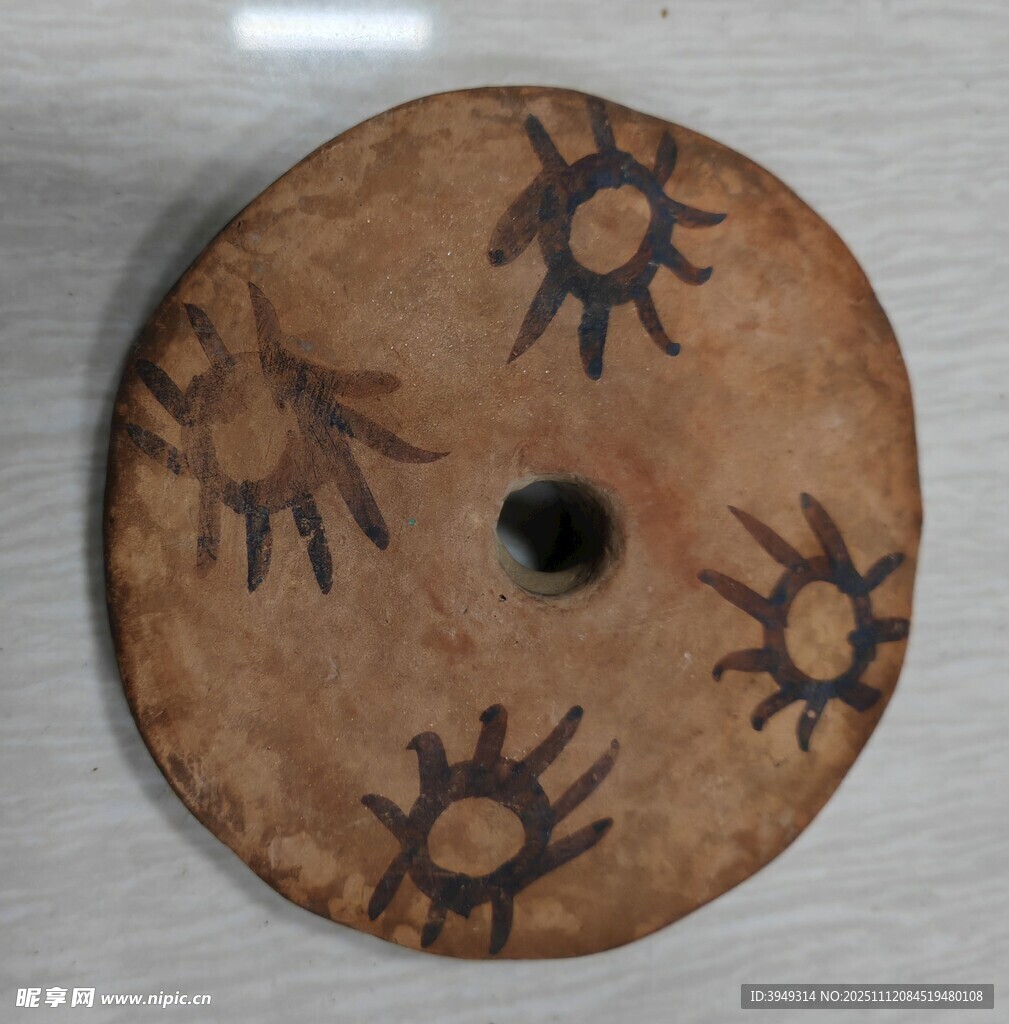 古拙太阳纹陶制圆片