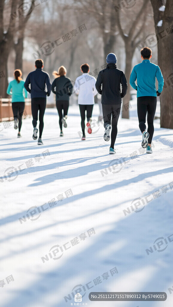小雪节气户外一群人在跑步活力满