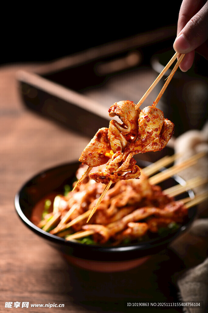美味串串被筷子夹起