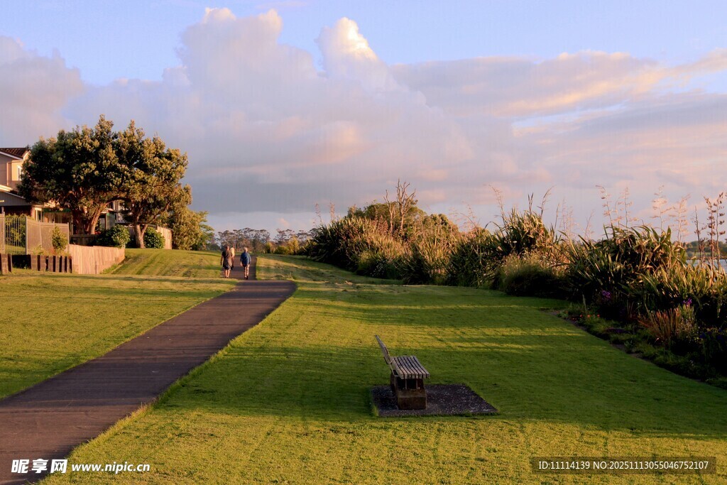 黄昏下的海滨小镇美景