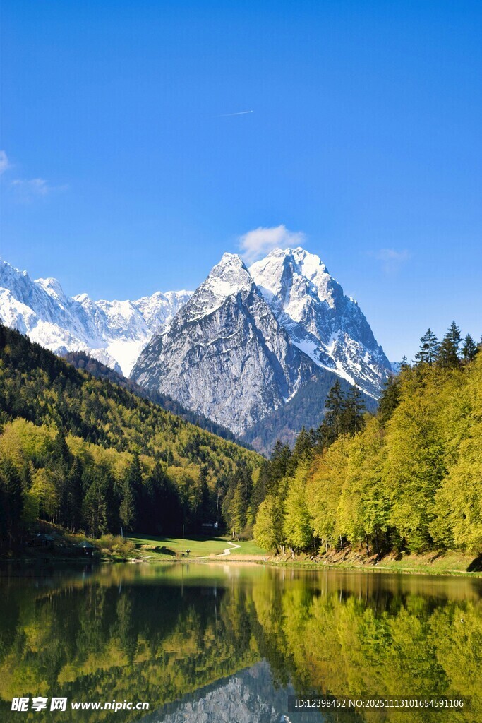 高山湖泊秋日美景