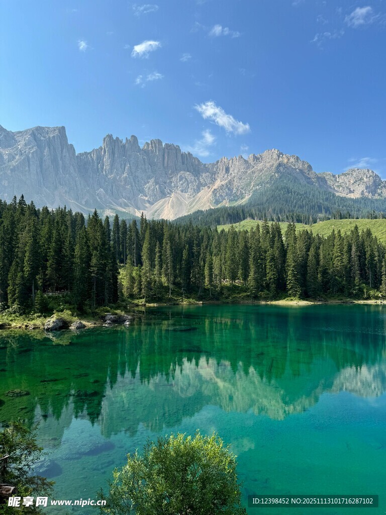 阿尔卑斯湖景秀丽风光