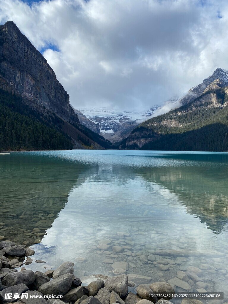 宁静湖景与远处山峦